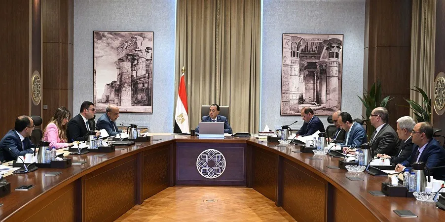 مدبولي يناقش وضع وآليات تسديد مستحقات الكهرباء للعديد من الجهات الحكومية مدبولي يناقش وضع وآليات تسديد مستحقات الكهرباء للعديد من الجهات الحكومية