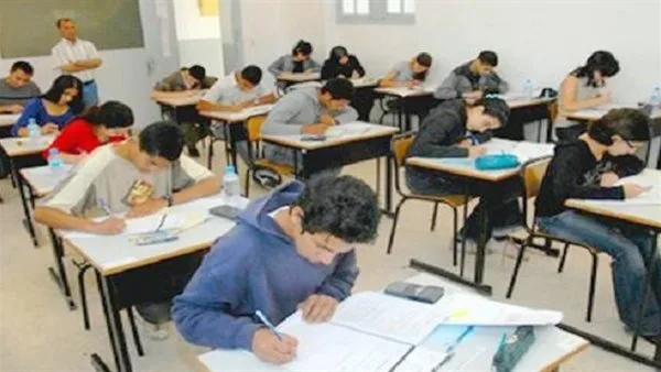 بلوتوث ورقم سيارة خارج اللجنة.. الضبط في خطة الغش بالثانوية العامة بلوتوث ورقم سيارة خارج اللجنة.. الضبط في خطة الغش بالثانوية العامة