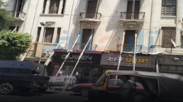 “دعمًا على عصا” .. لقطات مؤلمة لمباني قريبة من العقار المنهار في شبرا (صور)