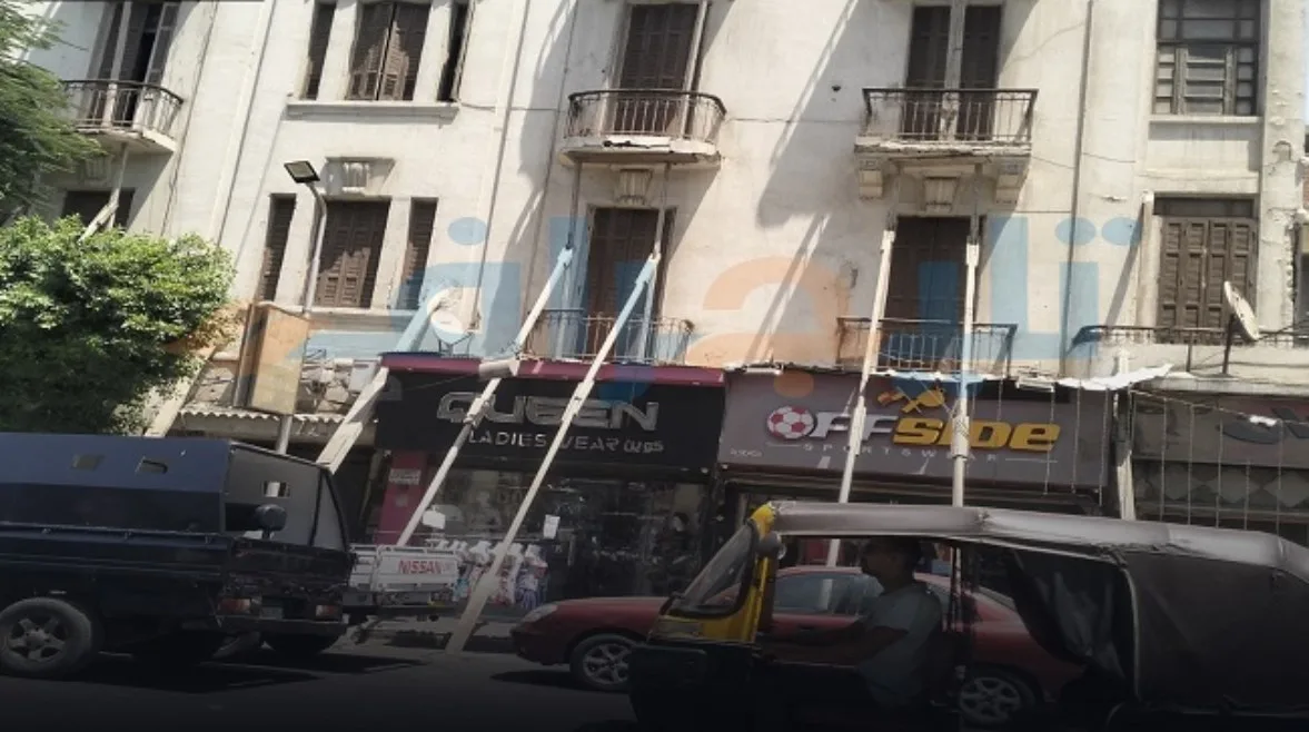 “دعمًا على عصا” .. لقطات مؤلمة لمباني قريبة من العقار المنهار في شبرا (صور)
