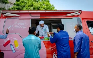 «ثلاجة الفريج» تقدم مليوني عبوة مياه ومثلجات للعمال في دبي