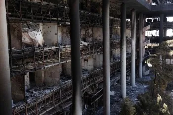 الهجمات على سجن إيوين تُعتبر تصرفاً ‘غير مسؤول’ وفقاً لأخت سجينة فرنسية الهجمات على سجن إيوين تُعتبر تصرفاً ‘غير مسؤول’ وفقاً لأخت سجينة فرنسية
