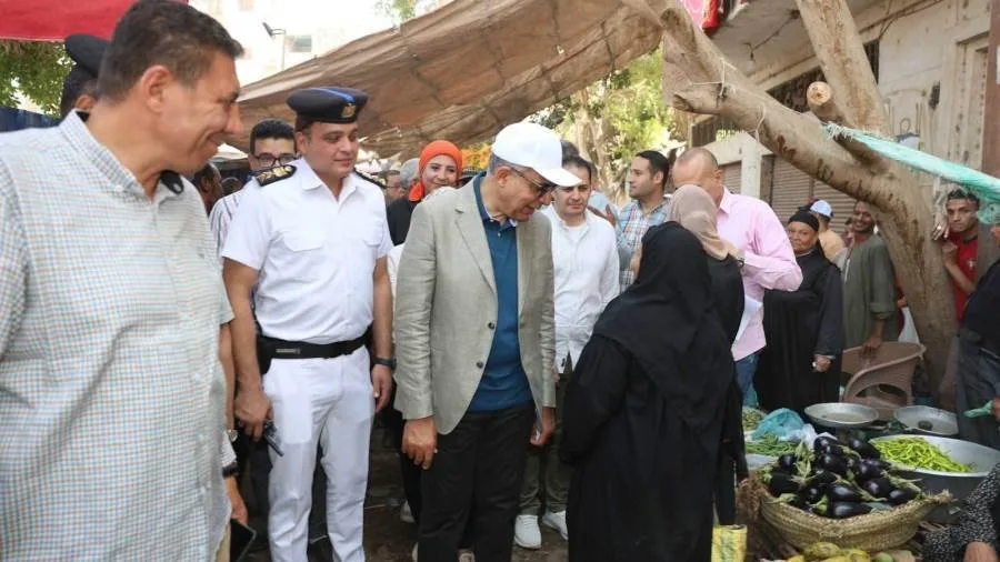 محافظ المنيا يستمع لمشاكل المواطنين ويوجه بتقديم حلول عاجلة ودعم الحالات الإنسانية. محافظ المنيا يستمع لمشاكل المواطنين ويوجه بتقديم حلول عاجلة ودعم الحالات الإنسانية.