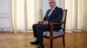 ابن شاه إيران السابق يحذر الغرب من تقديم “طوق نجاة” للقيادة الإيرانية من خلال دعوتها للحوار، ويشير إلى معلومات لديه تفيد بأن خامنئي “مخبأ في ملجأ تحت الأرض”.