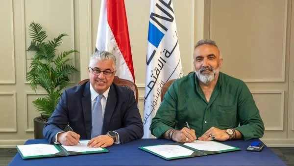 رئيس الهيئة الاقتصادية لقناة السويس يُبرم اتفاقية مع شركة “شيريكجي أوغلو” التركية لإنتاج الأقمشة. رئيس الهيئة الاقتصادية لقناة السويس يُبرم اتفاقية مع شركة “شيريكجي أوغلو” التركية لإنتاج الأقمشة.