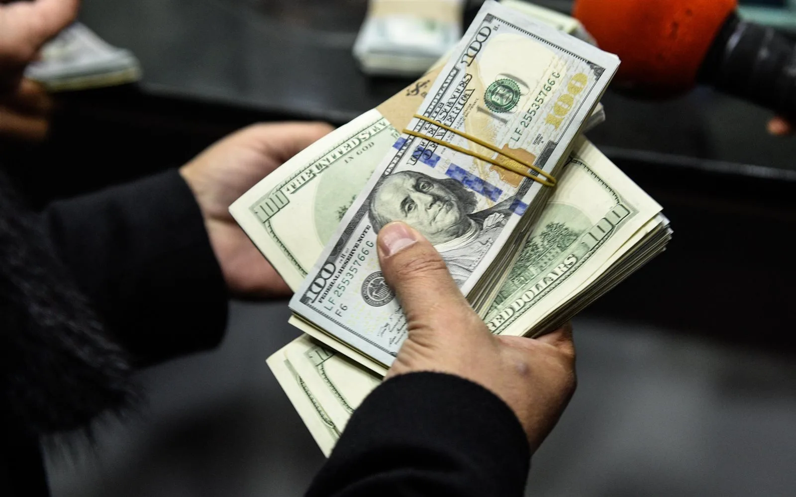 كيف أصبحت تحويلات المصريين سلاحاً لإنقاذ الاقتصاد الوطني؟ كيف أصبحت تحويلات المصريين سلاحاً لإنقاذ الاقتصاد الوطني؟