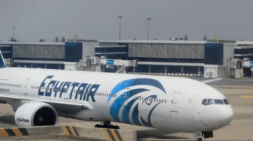 مصر للطيران توقف رحلاتها إلى بعض دول الخليج نتيجة إغلاق المجال الجوي.