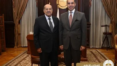 الوزير “فوزي” يعبر عن تقديره لرئيس مجلس الشيوخ: شخصية وطنية بارزة يتمتع بسمو الأخلاق وقيادة حكيمة وولاء وطني. الوزير “فوزي” يعبر عن تقديره لرئيس مجلس الشيوخ: شخصية وطنية بارزة يتمتع بسمو الأخلاق وقيادة حكيمة وولاء وطني.