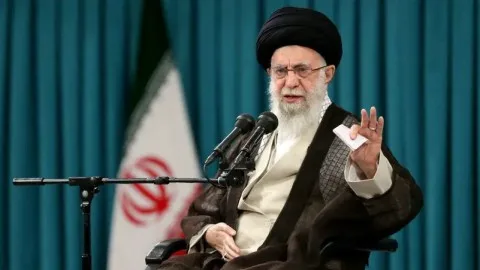 خامنئي: إيران لا تهاجم أحداً ولن تقبل أي اعتداء عليها في أي ظرف، وهذا هو مبدأ الشعب الإيراني. خامنئي: إيران لا تهاجم أحداً ولن تقبل أي اعتداء عليها في أي ظرف، وهذا هو مبدأ الشعب الإيراني.