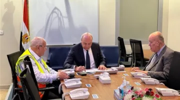 وزير الطيران يراقب سير العمل من غرفة العمليات.. واستئناف الرحلات الجوية مع دول الخليج