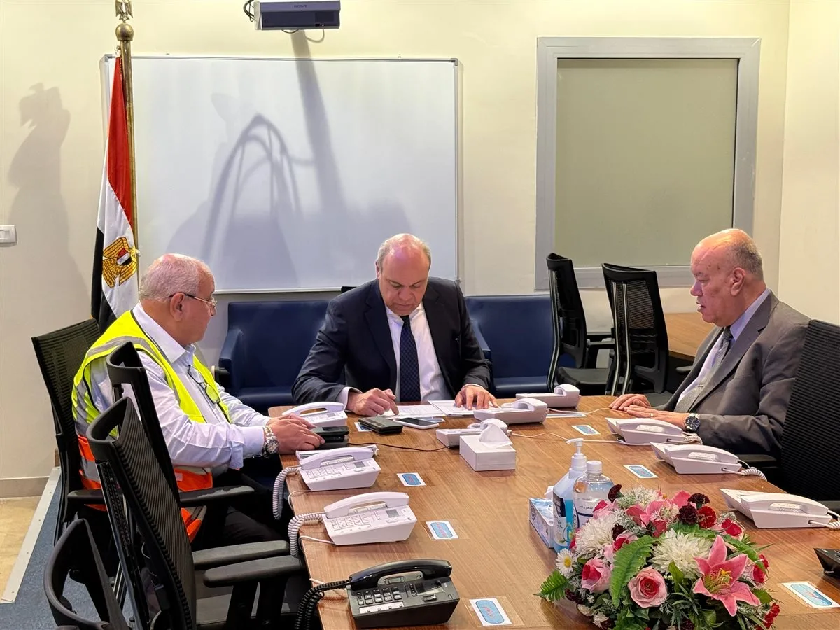 وزير الطيران يراقب سير العمليات من غرفة التحكم بمطار القاهرة الدولي وزير الطيران يراقب سير العمليات من غرفة التحكم بمطار القاهرة الدولي