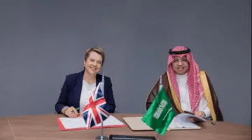 السعودية وبريطانيا تبرمان اتفاقية لتعزيز تجربة السفر من خلال نظام النقطة الأمنية الموحدة