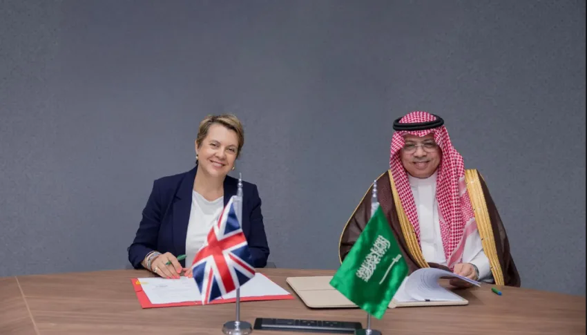 السعودية وبريطانيا تبرمان اتفاقية لتعزيز تجربة السفر من خلال نظام النقطة الأمنية الموحدة السعودية وبريطانيا تبرمان اتفاقية لتعزيز تجربة السفر من خلال نظام النقطة الأمنية الموحدة
