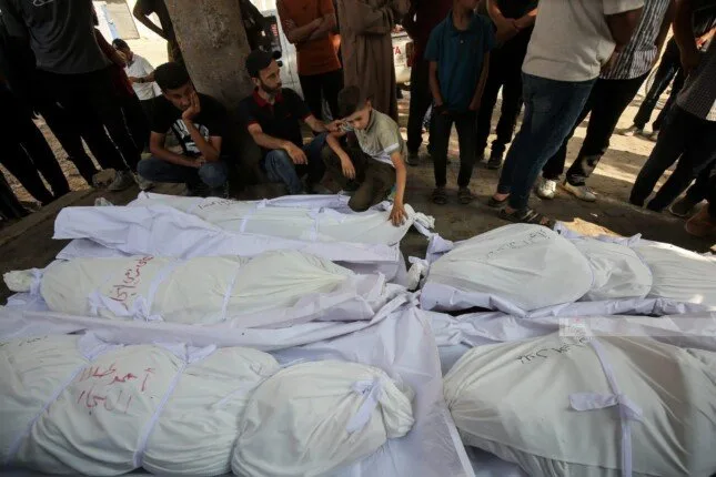 مدفعية الاحتلال تقصف تجمع المتWaiting for aid في وسط غزة مدفعية الاحتلال تقصف تجمع المتWaiting for aid في وسط غزة