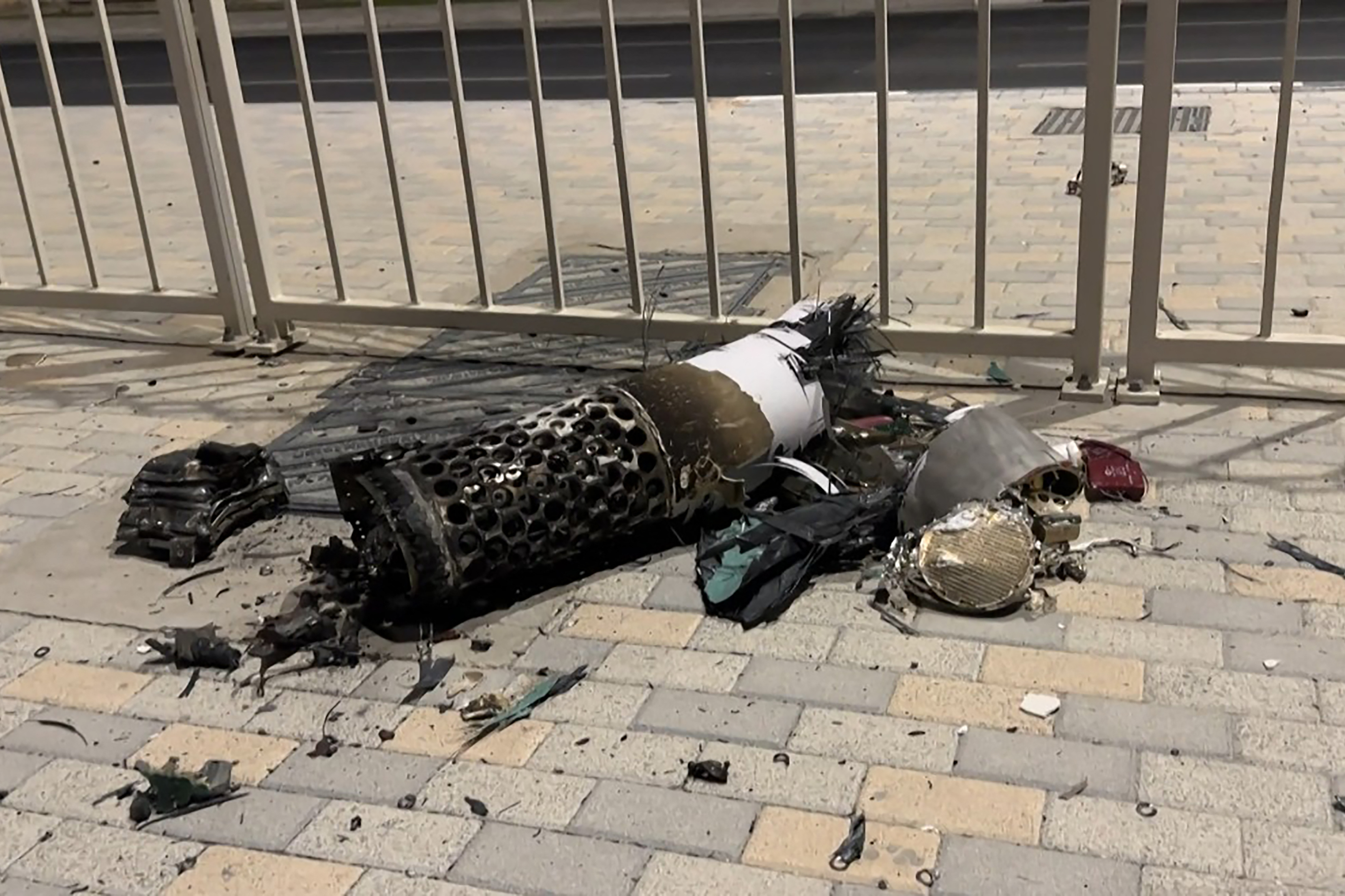 بقايا صاروخ إيراني (أ ف ب). 