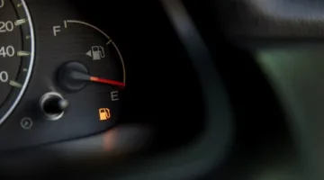 احذر.. ماذا يحدث عند قيادة السيارة بعد أن تضيء لمبة الوقود؟