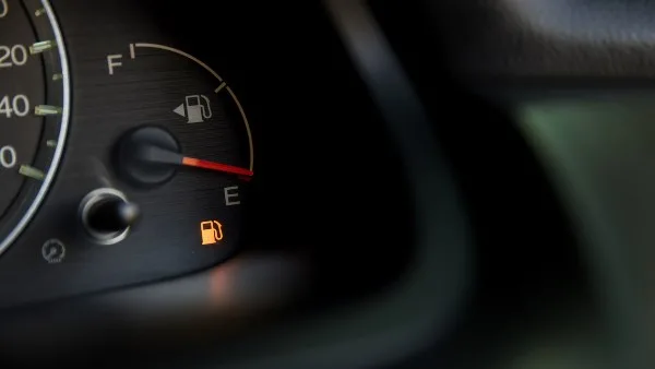احذر.. ماذا يحدث عند قيادة السيارة بعد أن تضيء لمبة الوقود؟
