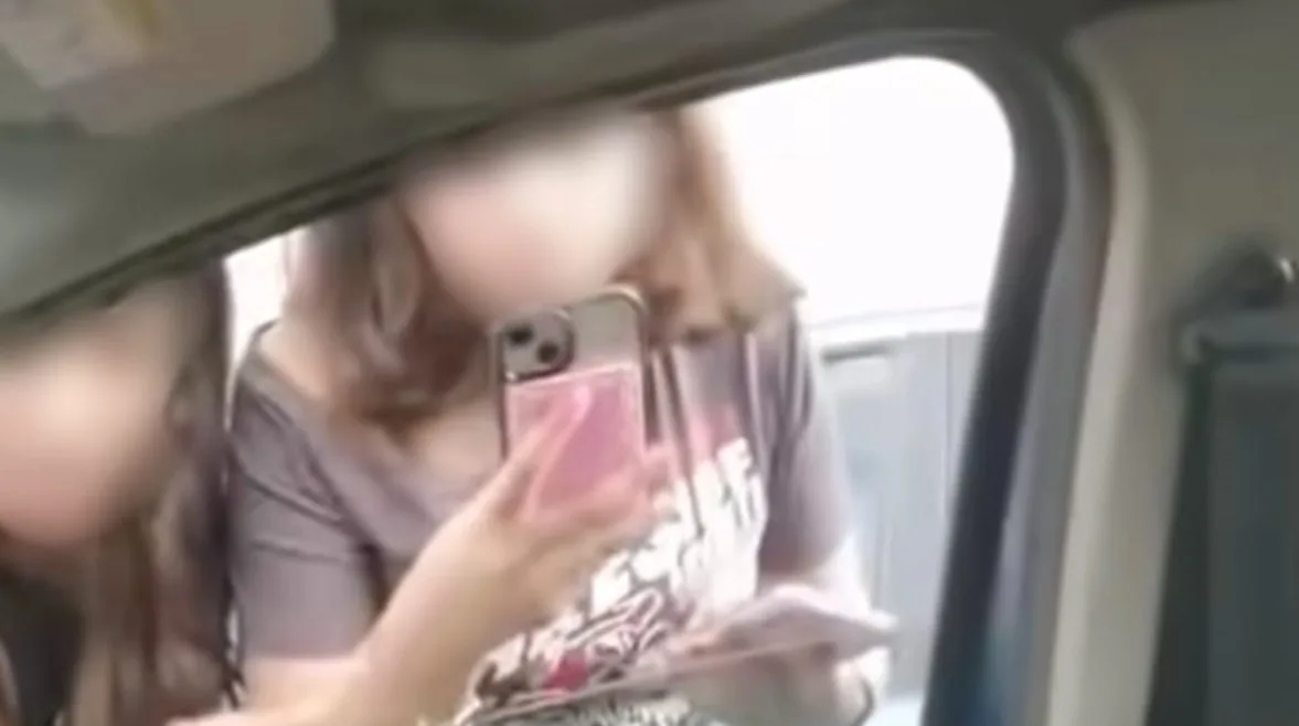“هل تعلم من هو والدي؟” … سائق أوبر يكشف عن تفاصيل تهديده من ثلاث فتيات. “هل تعلم من هو والدي؟” … سائق أوبر يكشف عن تفاصيل تهديده من ثلاث فتيات.