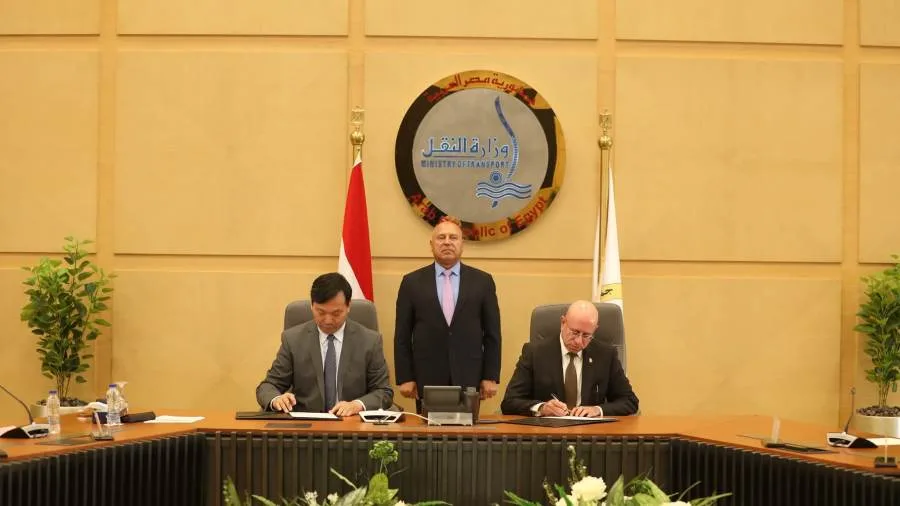 وزير الصناعة والنقل يشارك في مراسم توقيع عقد لبناء سفينتين جديدتين من نوع السفن العملاقة لنقل المواد السائبة. وزير الصناعة والنقل يشارك في مراسم توقيع عقد لبناء سفينتين جديدتين من نوع السفن العملاقة لنقل المواد السائبة.