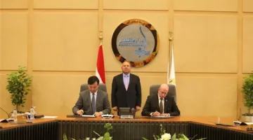 كامل الوزير يتواجد خلال توقيع اتفاقية لبناء سفينتين جديدتين مع حوض هانتونج الصيني.