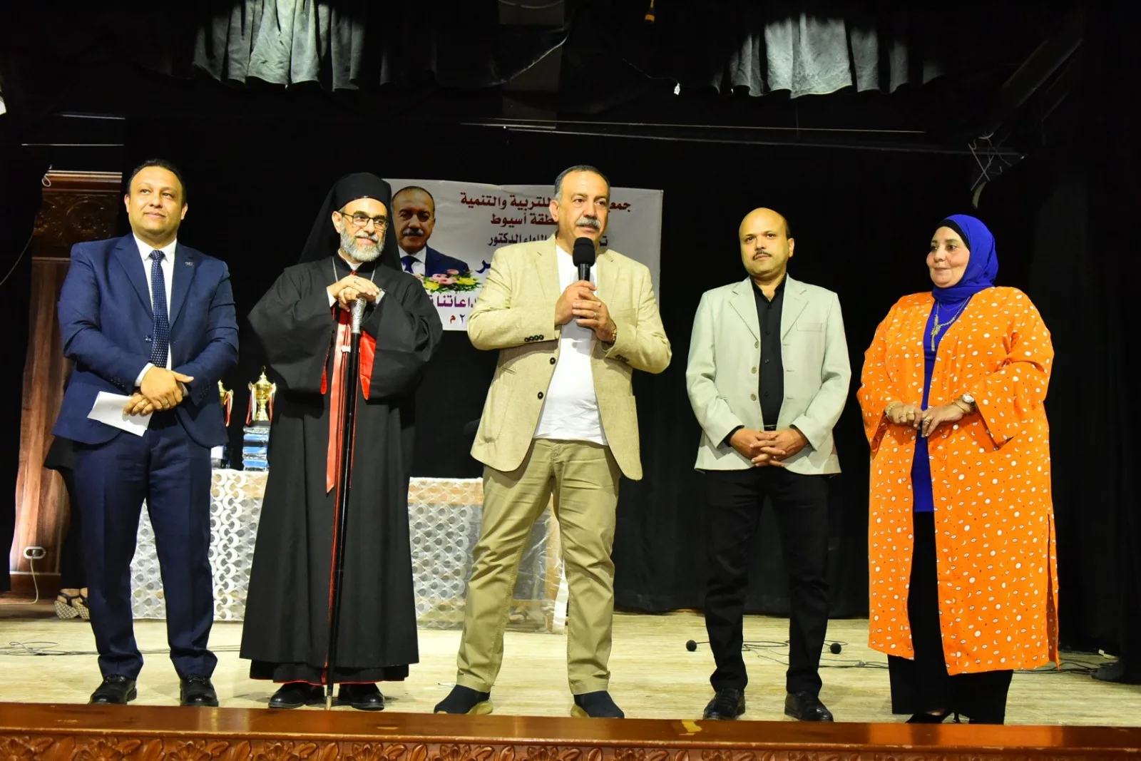 محافظ أسيوط يطلق حملة لجمع مليون قطعة ملابس لتوزيعها على المحتاجين محافظ أسيوط يطلق حملة لجمع مليون قطعة ملابس لتوزيعها على المحتاجين
