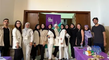 مجموعة من المتطوعين من الشباب والفتيات في مؤسسة عامل الدولية – البازورية ينفذون مشروعاً عن معايير الزواج.