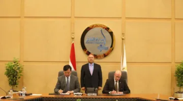 إبرام اتفاق لبناء سفينتين عملاقتين لنقل الحمولة السائبة.