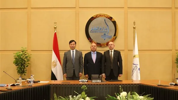 وزير الصناعة والنقل يشارك في توقيع عقد لإنشاء سفينتين كبيرتين من نوع سفن الصب الجاف