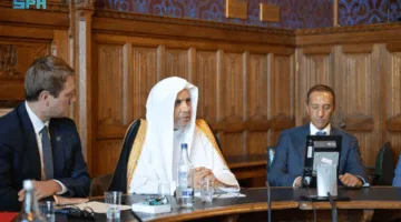 الأمين العام لرابطة العالم الإسلامي يجتمع برئيس البرلمان البريطاني