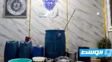 كشف مصنع خمور أثناء ضبط مطلوب في أمساعد