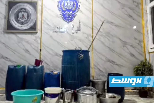 كشف مصنع خمور أثناء ضبط مطلوب في أمساعد كشف مصنع خمور أثناء ضبط مطلوب في أمساعد