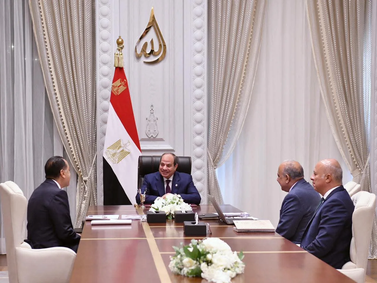 الرئيس السيسي يؤكد على ضرورة تعزيز خدمات الكهرباء وزيادة قدرة الشبكة القومية لاستيعاب الطلب المتزايد. الرئيس السيسي يؤكد على ضرورة تعزيز خدمات الكهرباء وزيادة قدرة الشبكة القومية لاستيعاب الطلب المتزايد.