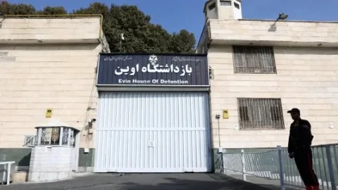 إيران تنقل سجناء من سجن إوين في طهران عقب الهجوم الإسرائيلي عليه إيران تنقل سجناء من سجن إوين في طهران عقب الهجوم الإسرائيلي عليه