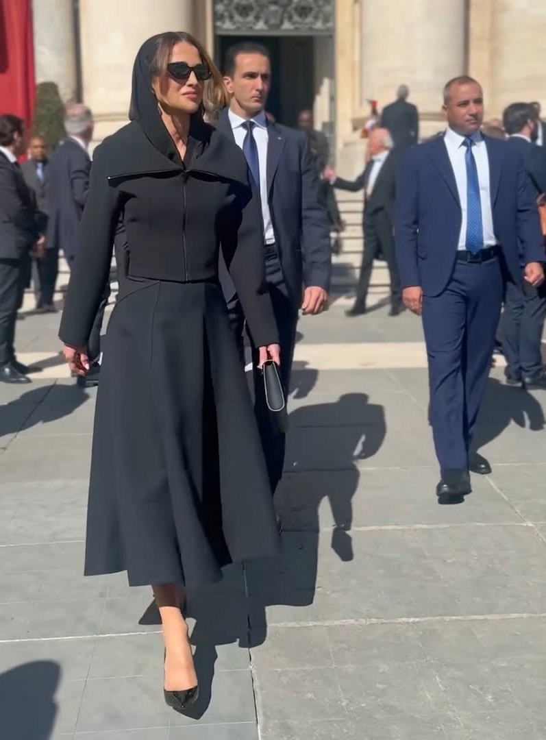 الملكة رانيا بإطلالة اللون الاسود في جنازة البابا فرنسيس (إنستغرام)