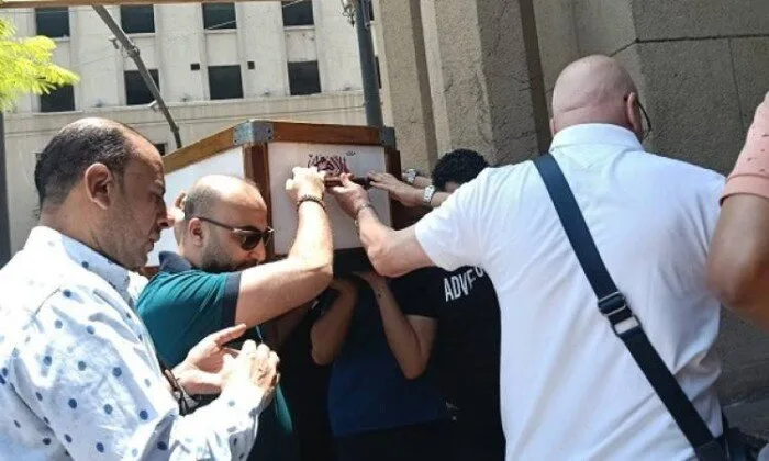 توديع جنازة والد الفنان تامر عبد المنعم من مسجد عمر مكرم «صور» توديع جنازة والد الفنان تامر عبد المنعم من مسجد عمر مكرم «صور»