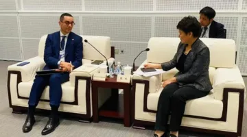 الخطيب: الحكومة تطبق مجموعة من الإصلاحات الاقتصادية لتعزيز دعم المستثمرين وتيسير حركة التجارة.