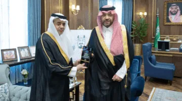 أمير الحدود الشمالية يستلم التقرير السنوي لأداء مطارات المنطقة لعام 2024