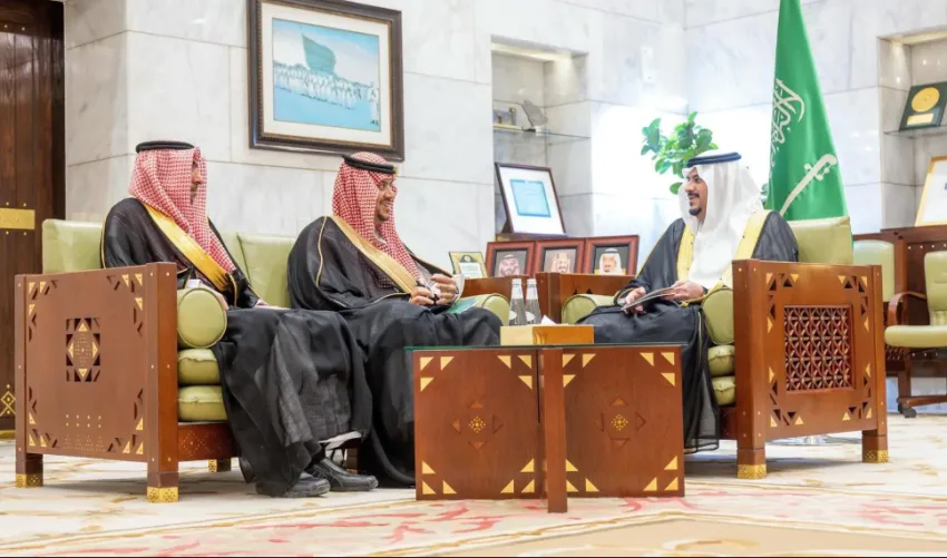 نائب أمير الرياض يلتقي مدير عام وزارة الصحة في المنطقة نائب أمير الرياض يلتقي مدير عام وزارة الصحة في المنطقة