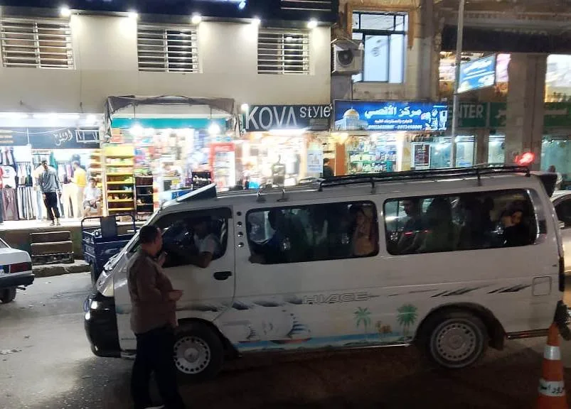 أسوان: لجنة مراقبة خدمات النقل تزيد نشاطها وتضبط 27 سيارة مخالفة للخطوط المحددة وتفرض غرامات فورية.