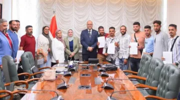 وزير العمل يوزع عقود عمل للعمال المصريين في مجالات زراعة النخيل وتربية السمان بالأردن