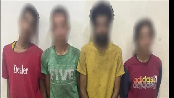 الوزارة تعتقل المتهمين بسرقة السيارات بعد تداول فيديو لهم في شوارع السويس الوزارة تعتقل المتهمين بسرقة السيارات بعد تداول فيديو لهم في شوارع السويس