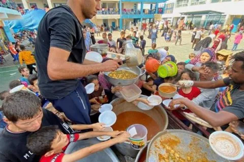 الأمم المتحدة تنتقد استغلال الغذاء كأداة للحرب في غزة وتصفه بـ”جريمة حرب” الأمم المتحدة تنتقد استغلال الغذاء كأداة للحرب في غزة وتصفه بـ”جريمة حرب”