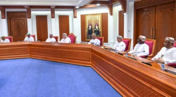 ظفار تبحث في تعزيز المشاريع التنموية والخدمية بالمحافظة