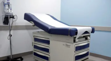 عيادة مختومة بالشمع الأحمر.. وذخائر في منزل المدير!