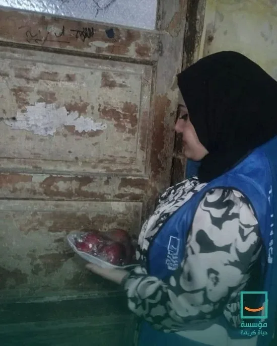 مؤسسة حياة كريمة تبدأ مبادرة “صحة وبركة” لتوزيع الفواكه على الأسر ذات الحاجة (صور)