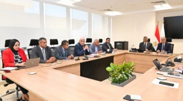 تطوير محطات الرفع والمرافق المائية لتلبية الاحتياجات… وزير الري ومحافظ الجيزة يناقشان كيفية تأمين المياه للمنطقة الصناعية في أبو رواش ومنع إلقاء المخلفات في المجاري المائية.