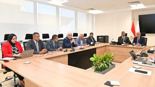 تطوير محطات الرفع والمرافق المائية لتلبية الاحتياجات… وزير الري ومحافظ الجيزة يناقشان كيفية تأمين المياه للمنطقة الصناعية في أبو رواش ومنع إلقاء المخلفات في المجاري المائية.