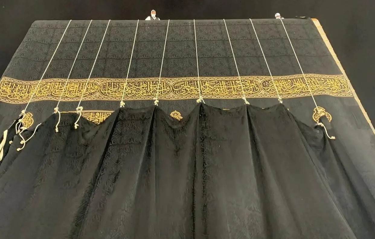 الكسوة الحديثة للكعبة المشرفة تُجهز لتزيين البيت العتيق الكسوة الحديثة للكعبة المشرفة تُجهز لتزيين البيت العتيق