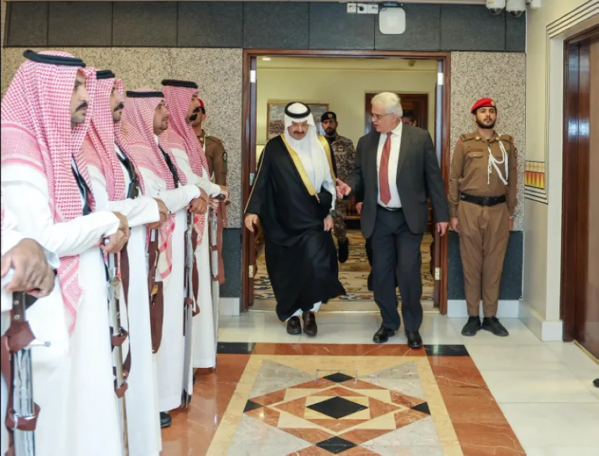 أمير منطقة عسير يستقبل سفير فلسطين