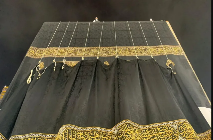 ثقلها يصل إلى 1415 كيلوغرامًا.. الكعبة المشرفة تتألق بغلافها الجديد لعام 1447هـ